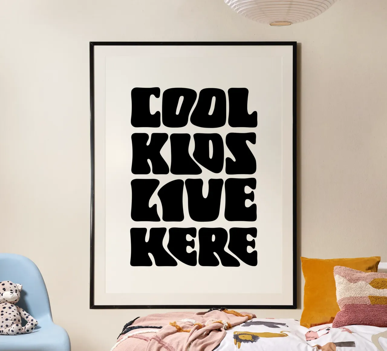 Cool kids live here poster con telaio in plastica da PinkCandyWalls