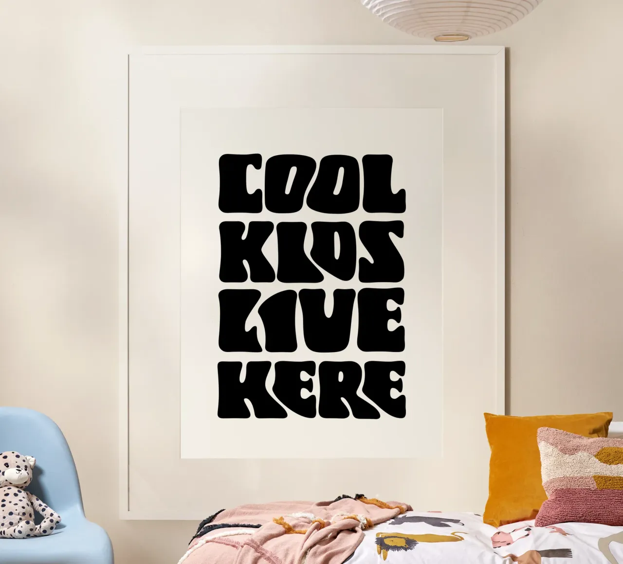 Cool kids live here poster con telaio in plastica da PinkCandyWalls