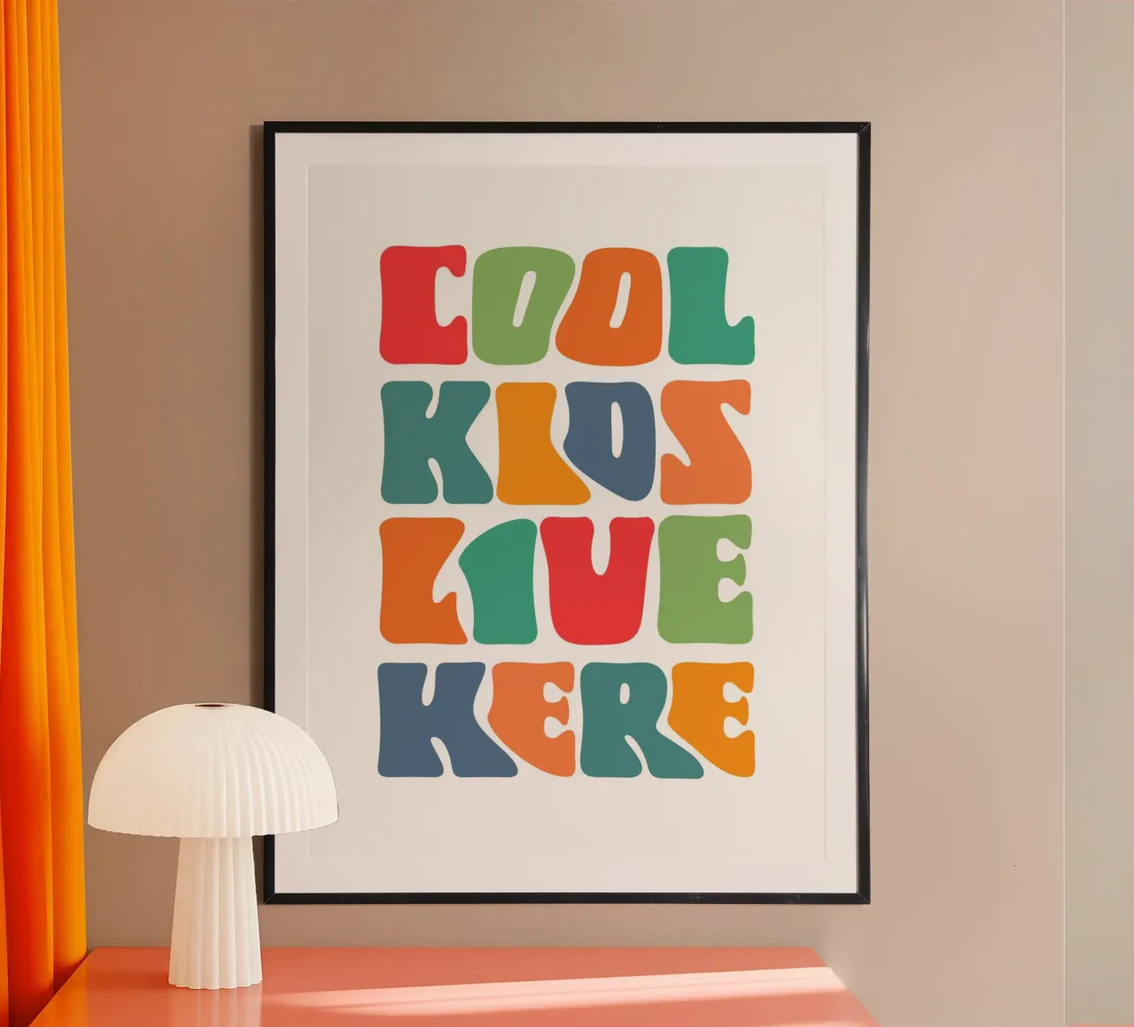 Cool kids live here Poster mit Aluminium Rahmen von PinkCandyWalls