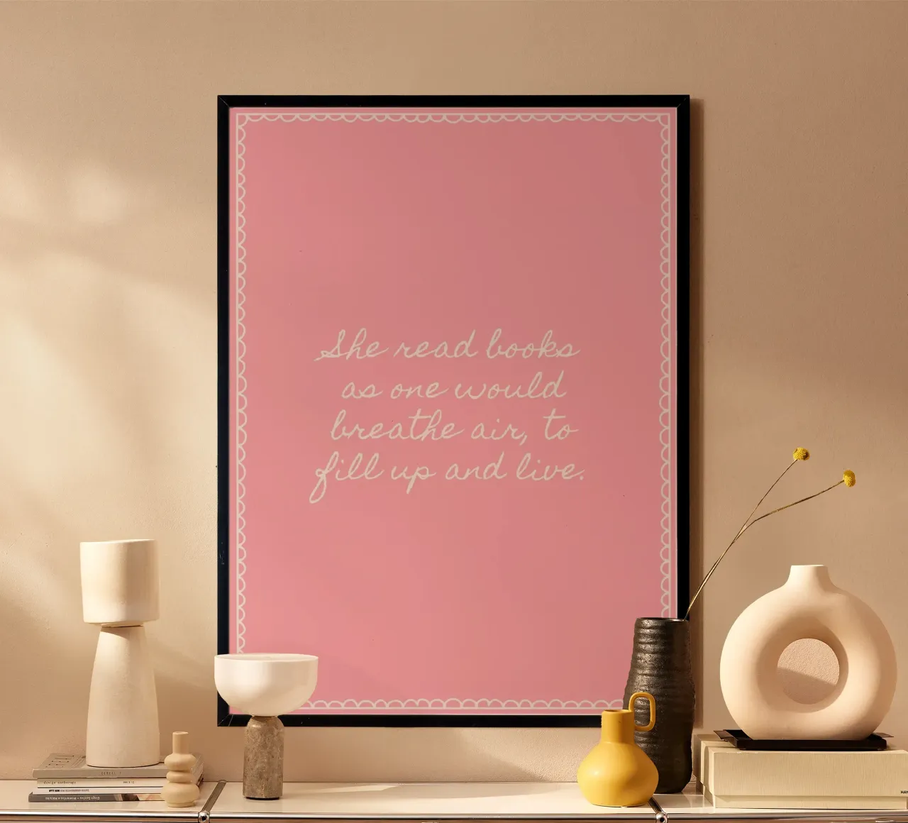 "Sie las Bücher" Rosa Ästhetik Zitat Poster mit Holzrahmen von vintagepod