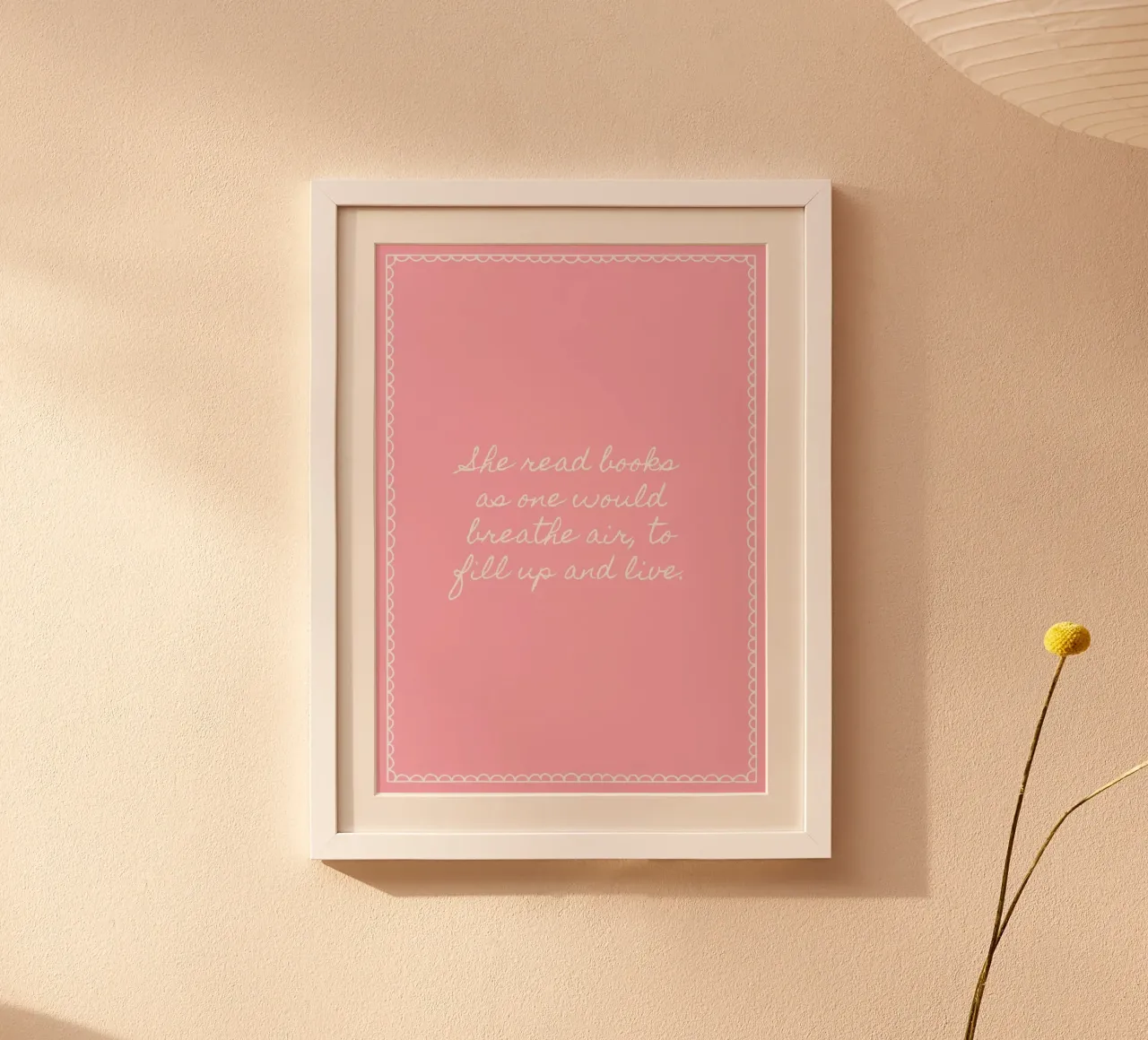 "Sie las Bücher" Rosa Ästhetik Zitat Poster mit Holzrahmen von vintagepod