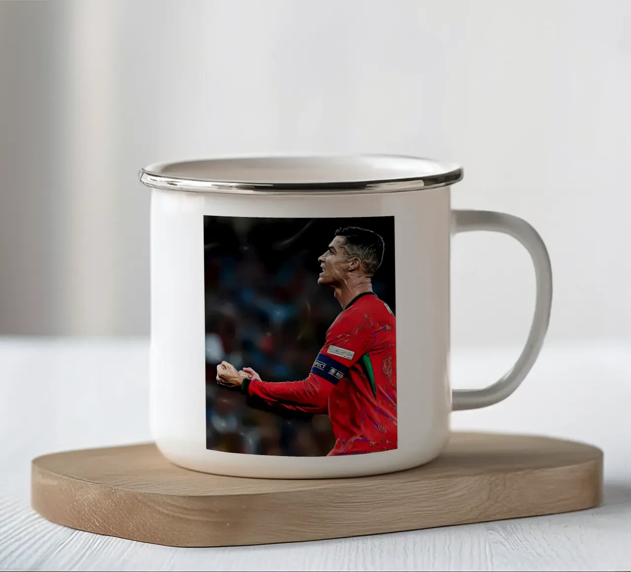 Potente illustrazione digitale di un gioco di calcio che festeggia tazza in smalto da ArdanART