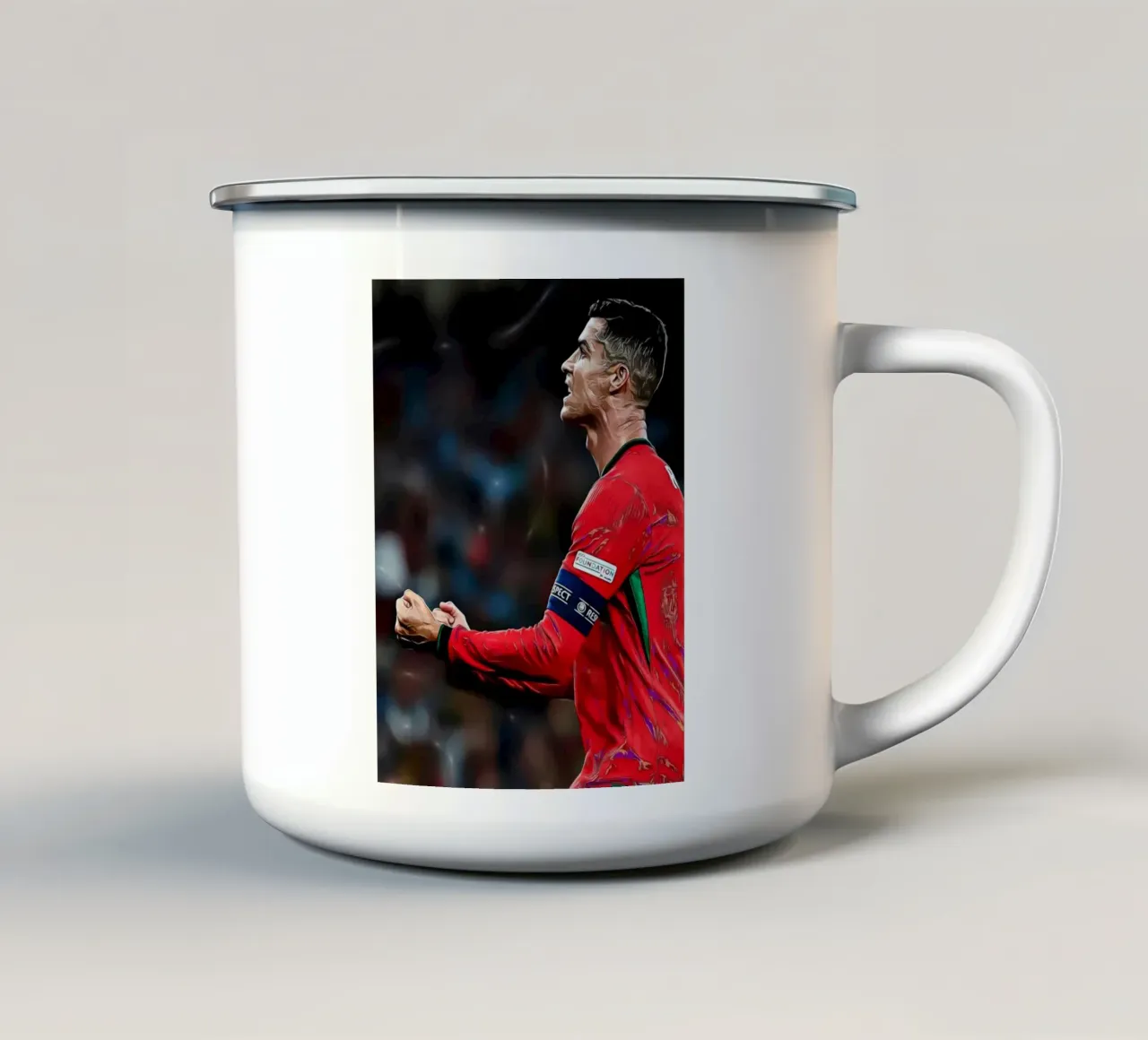 Potente illustrazione digitale di un gioco di calcio che festeggia tazza in smalto da ArdanART