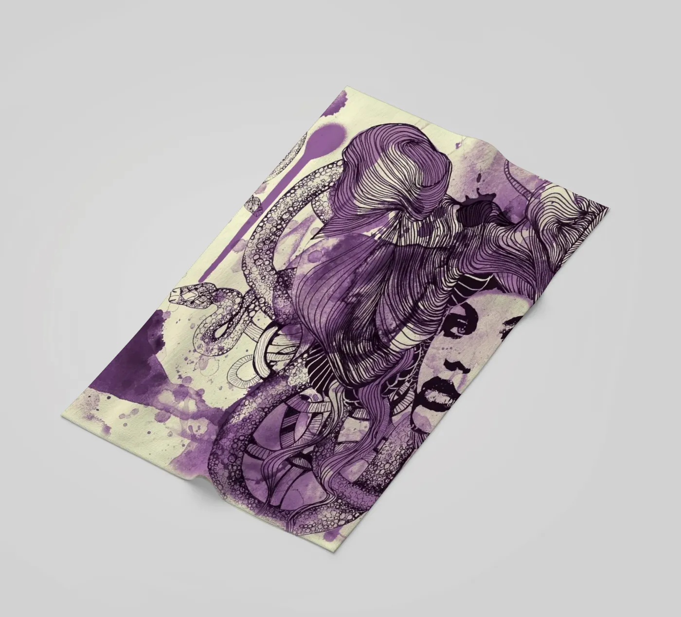 viola kid strandhanddoek van Giulio Iurissevich