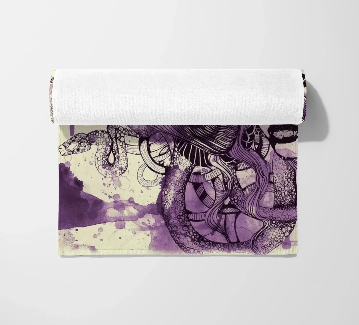viola kid strandhanddoek van Giulio Iurissevich