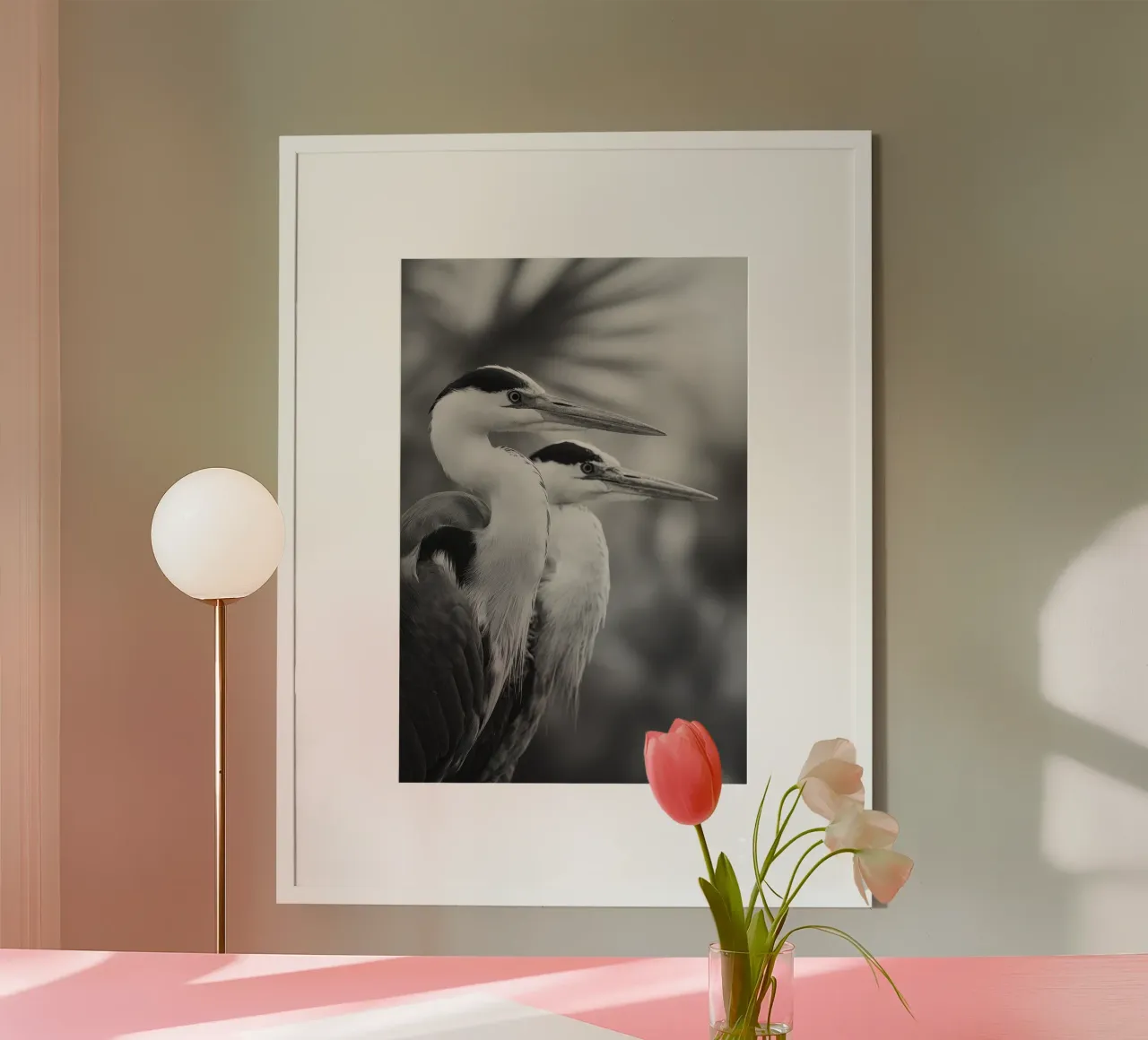 Twin Herons poster con telaio in legno da treechild