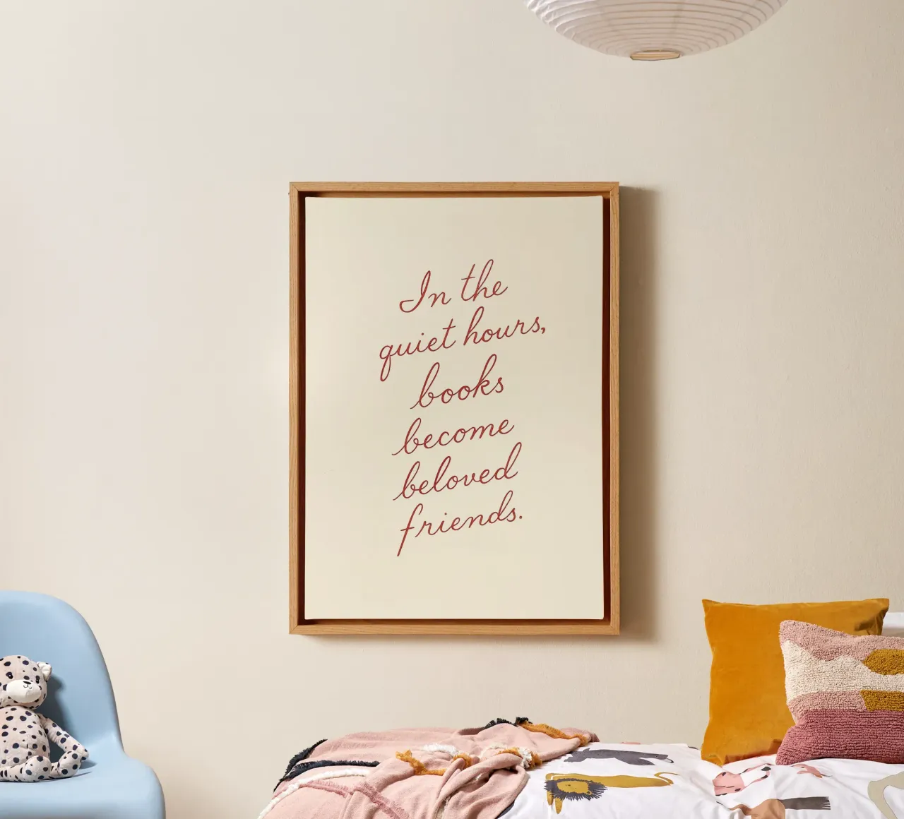 "Bücher werden geliebte Freunde" Zitat Poster Leinwand mit Schattenfugenrahmen von vintagepod