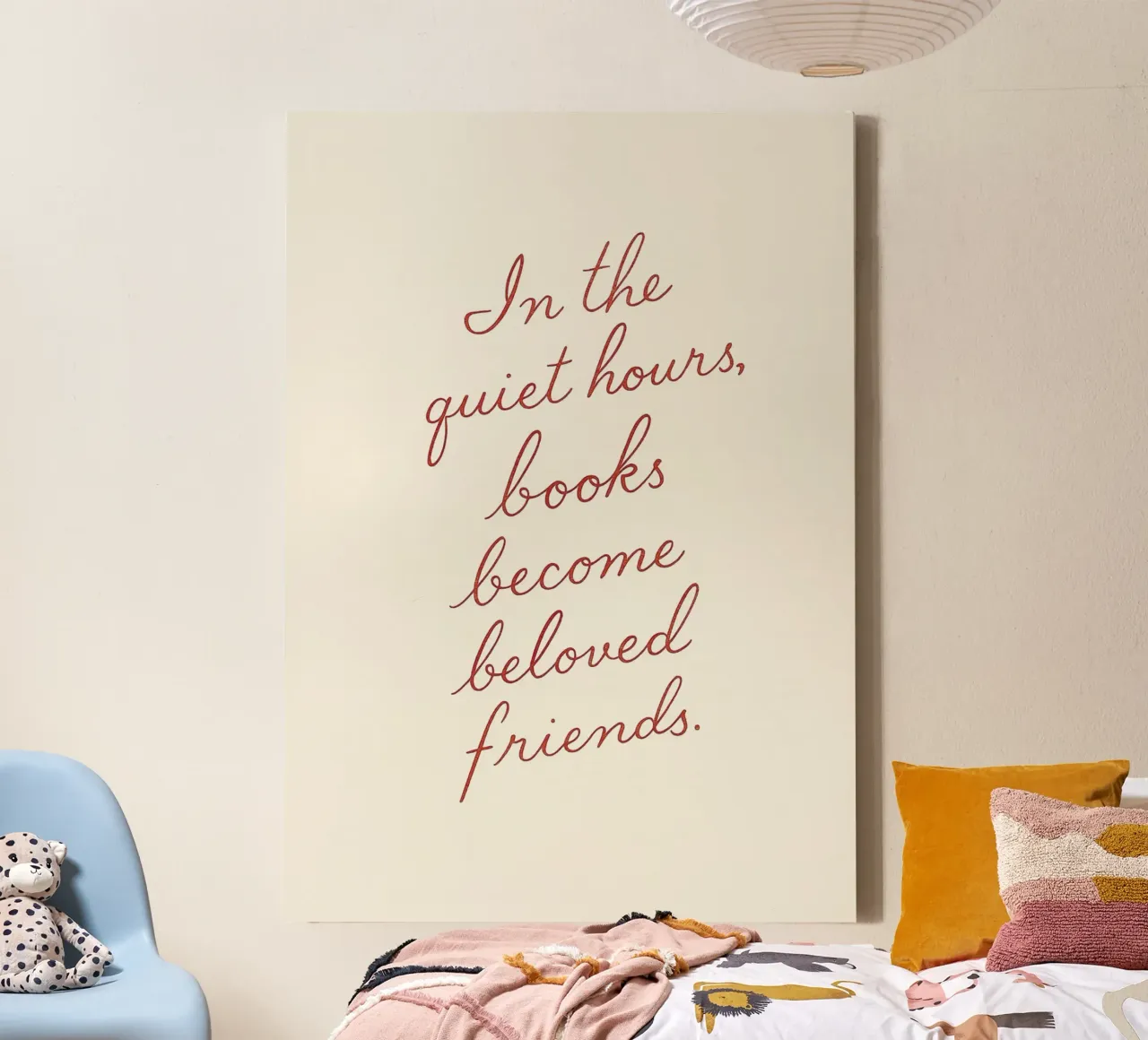"Bücher werden geliebte Freunde" Zitat Poster Leinwand mit Schattenfugenrahmen von vintagepod