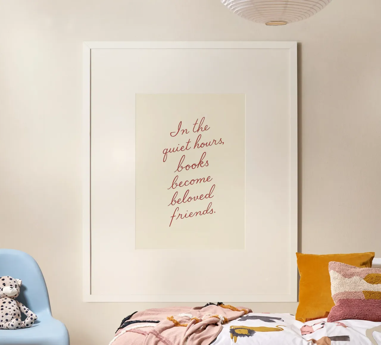 Poster con citazione "I libri diventano amici amati". poster con telaio in alluminio da vintagepod