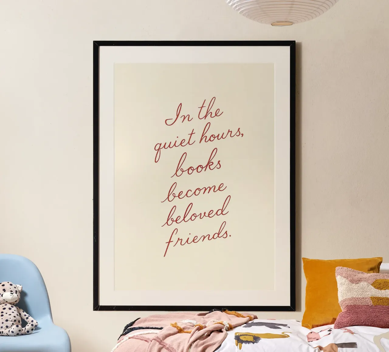 Poster con citazione "I libri diventano amici amati". poster con telaio in alluminio da vintagepod