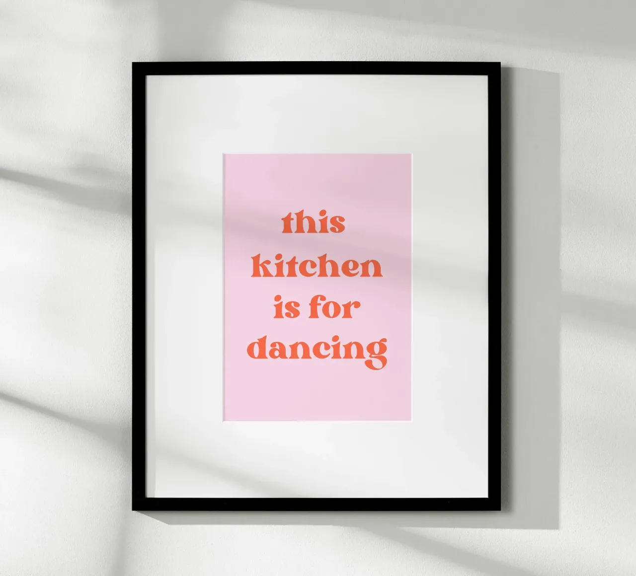 This kitchen is for dancing poster con telaio in legno da PinkCandyWalls