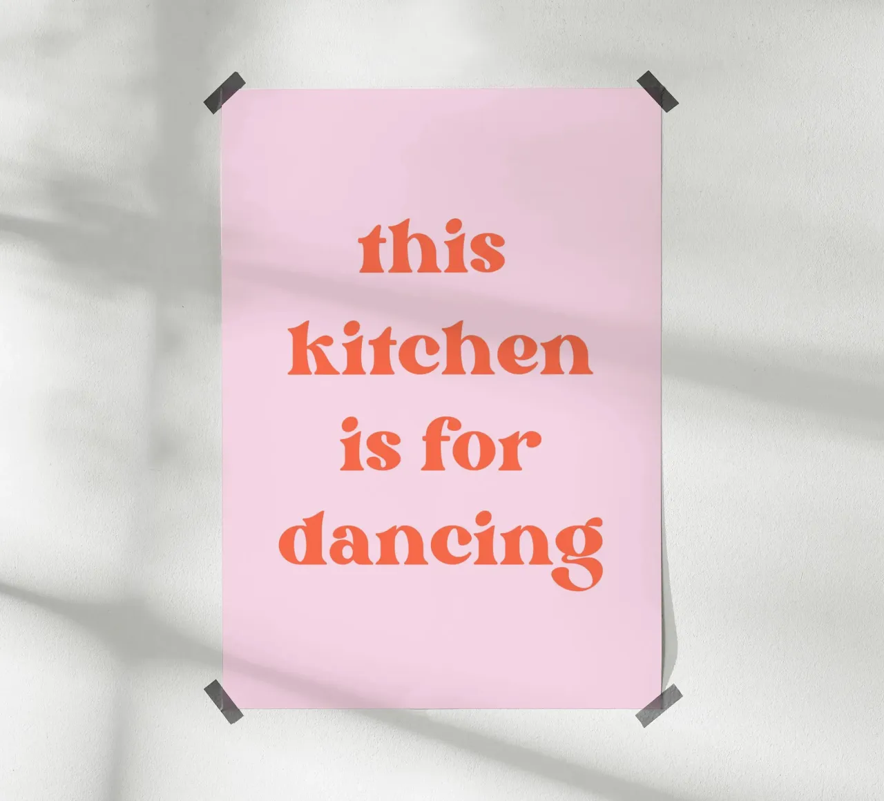 This kitchen is for dancing poster con telaio in legno da PinkCandyWalls