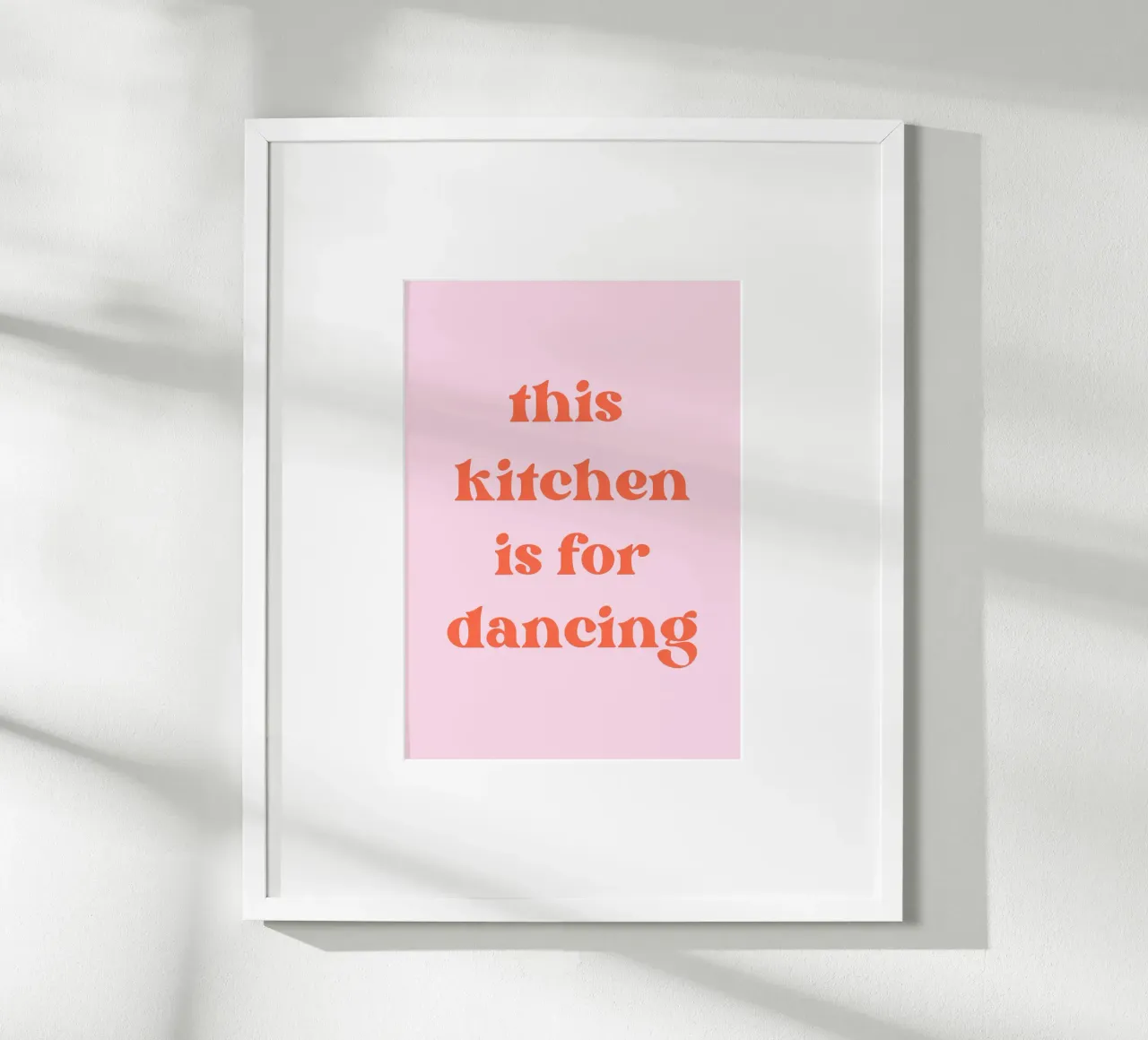 This kitchen is for dancing poster con telaio in legno da PinkCandyWalls