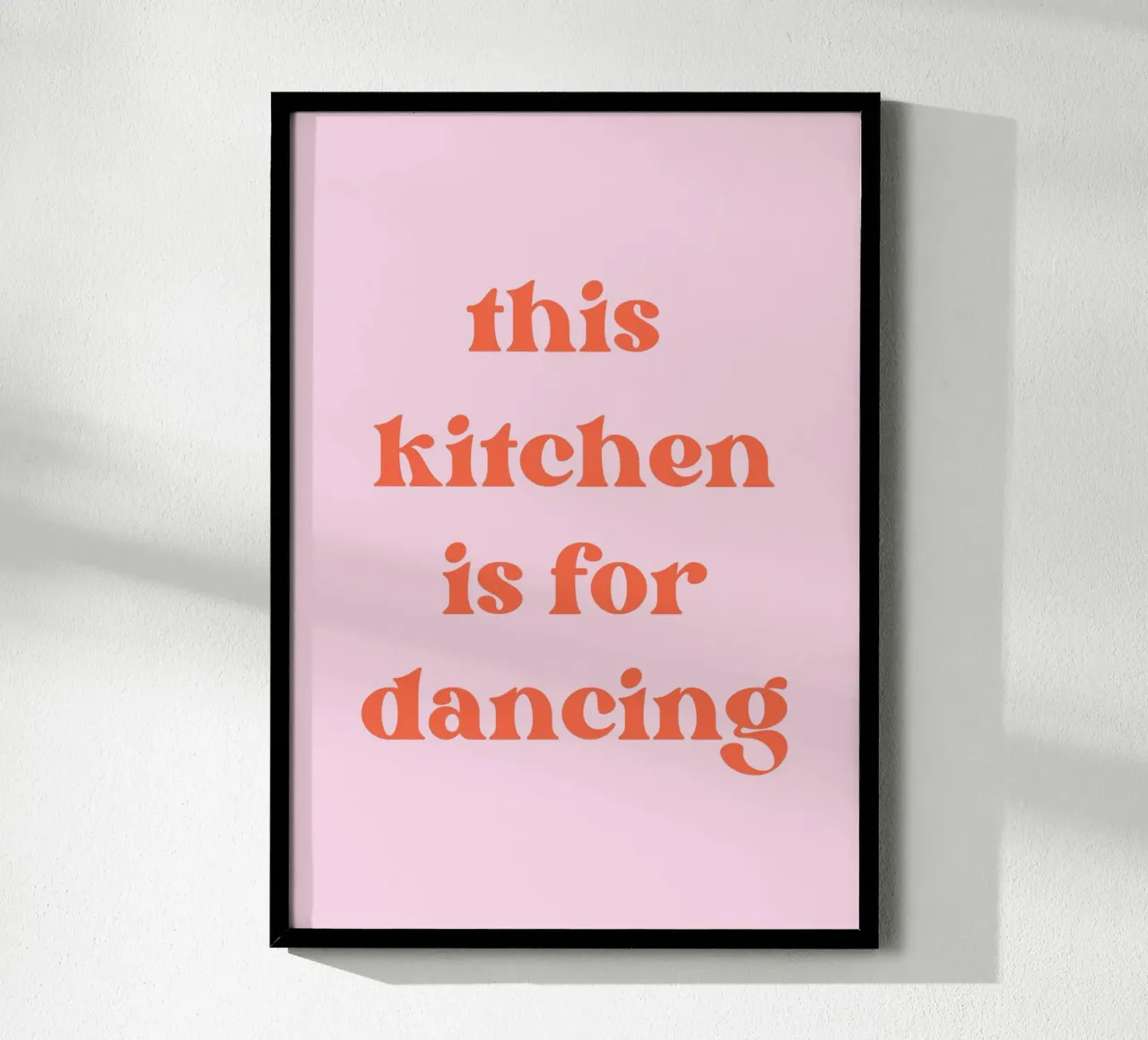 This kitchen is for dancing poster con telaio in legno da PinkCandyWalls