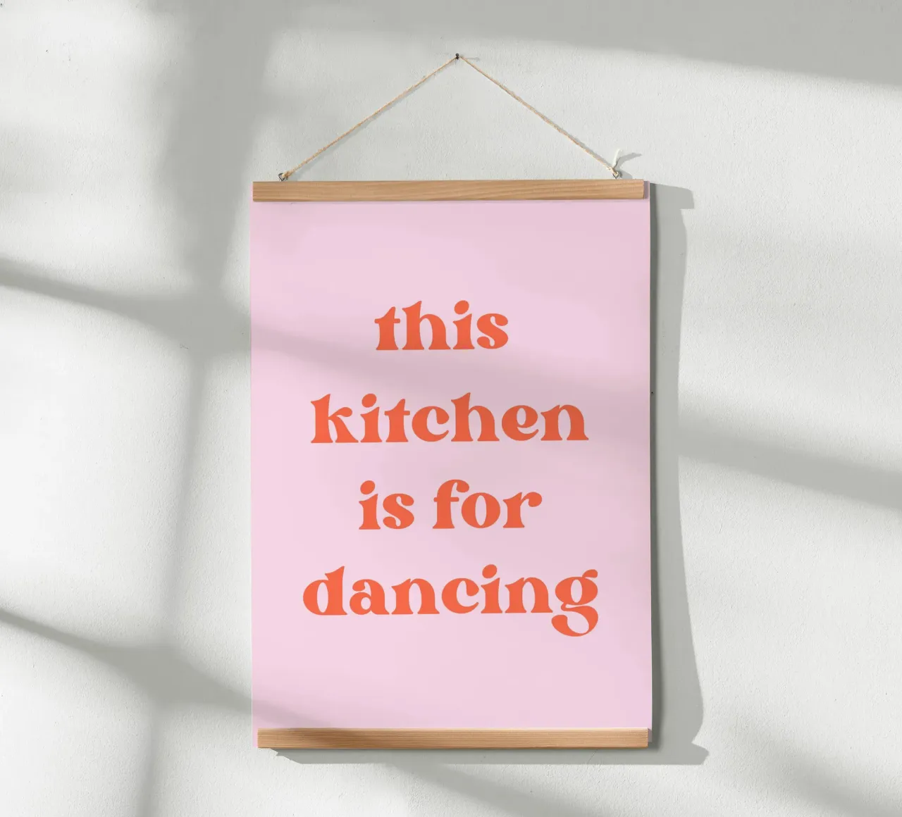 This kitchen is for dancing poster con telaio in legno da PinkCandyWalls