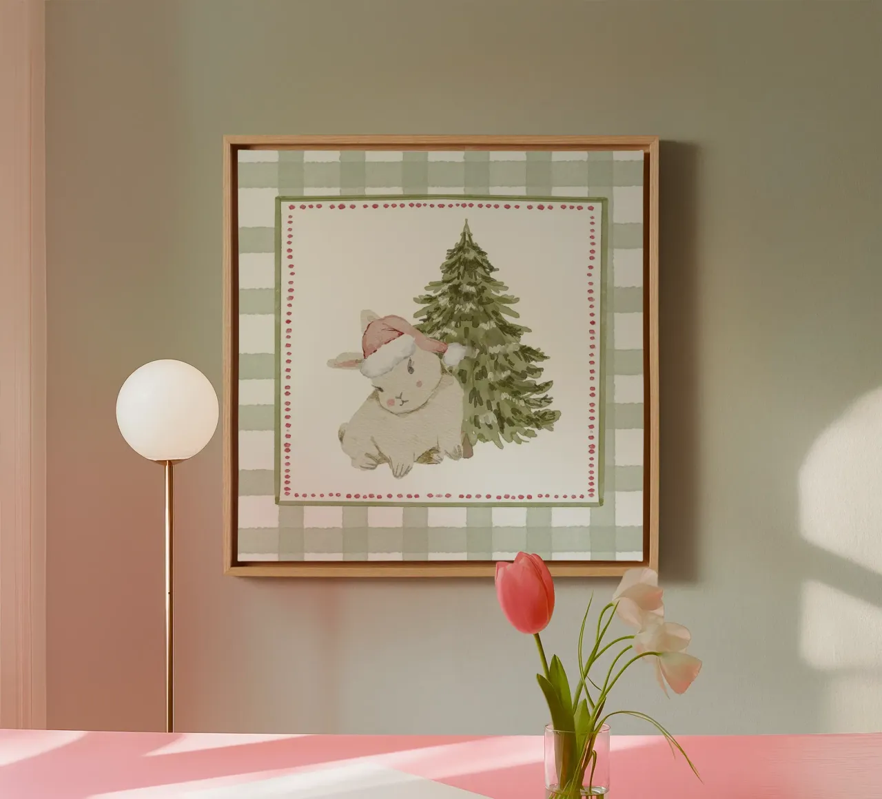 Coniglietto vintage con cappello da Babbo Natale accanto all'albero di Natale su Gingha tela con Cornice a cassetta da Stilrausch