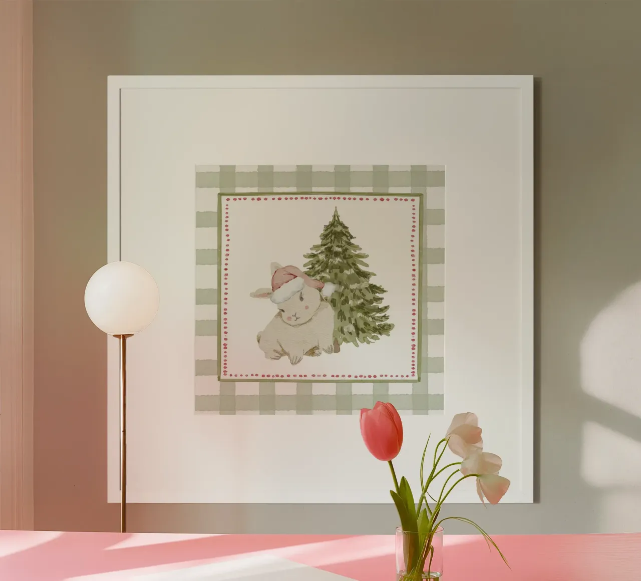 Coniglietto vintage con cappello da Babbo Natale accanto all'albero di Natale su Gingha poster da Stilrausch