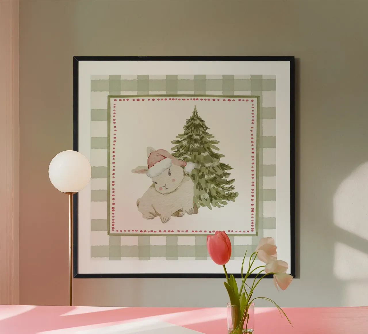 Coniglietto vintage con cappello da Babbo Natale accanto all'albero di Natale su Gingha poster da Stilrausch