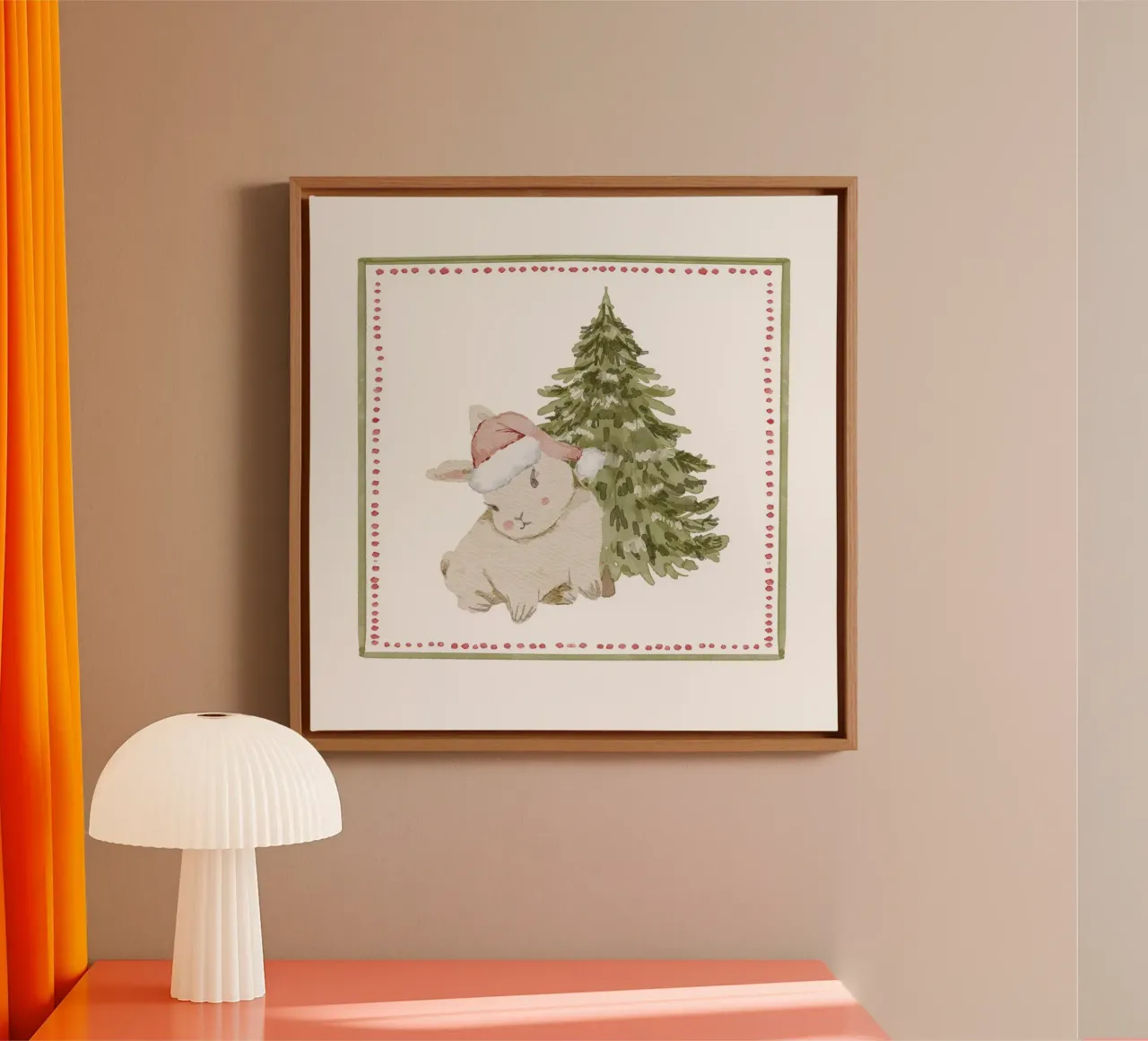 Coniglietto natalizio vintage con cappello da Babbo Natale accanto a un albero sempreverde tela con Cornice a cassetta da Stilrausch
