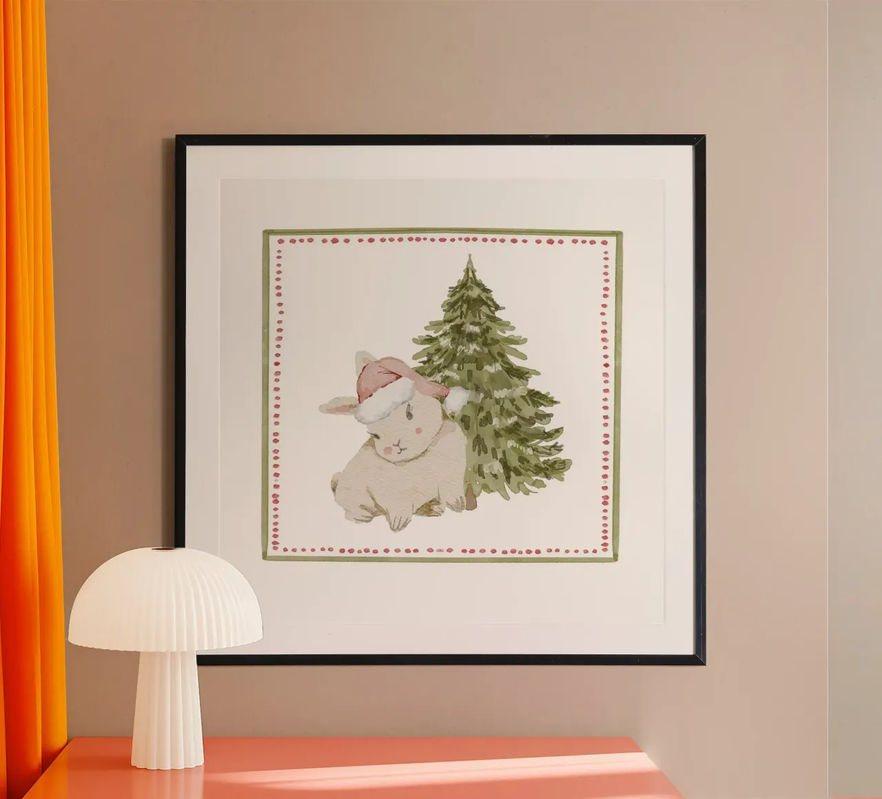 Coniglietto natalizio vintage con cappello da Babbo Natale accanto a un albero sempreverde poster da Stilrausch
