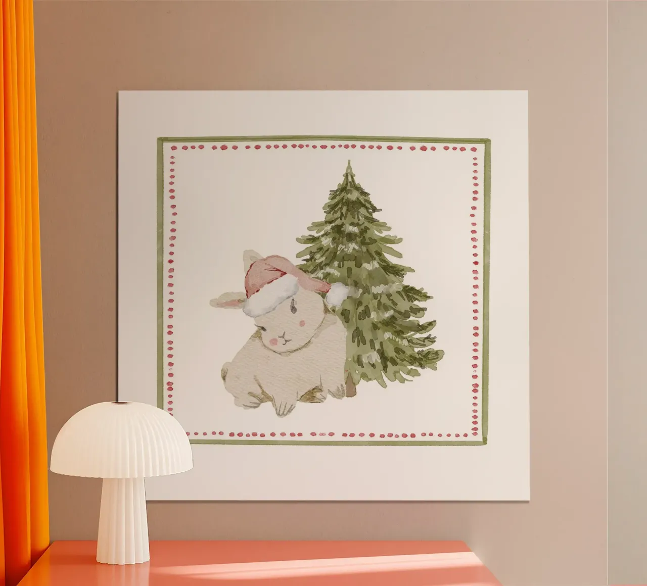Coniglietto natalizio vintage con cappello da Babbo Natale accanto a un albero sempreverde poster da Stilrausch