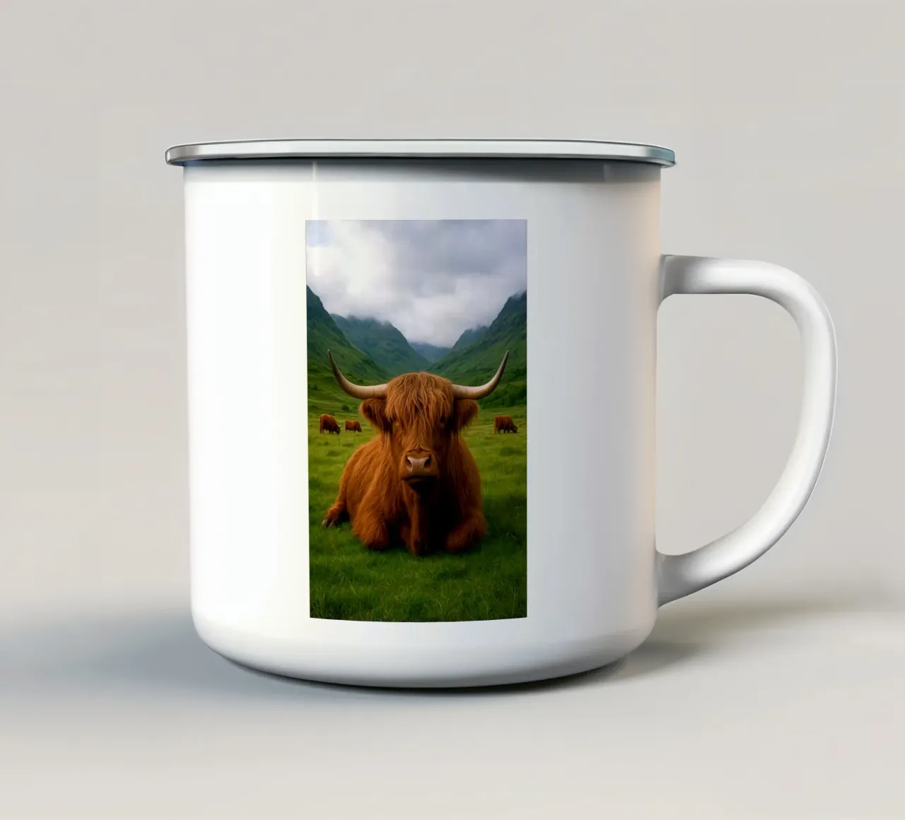 Highland Cow in Scotland tazza in smalto da Attaboy Dsgn