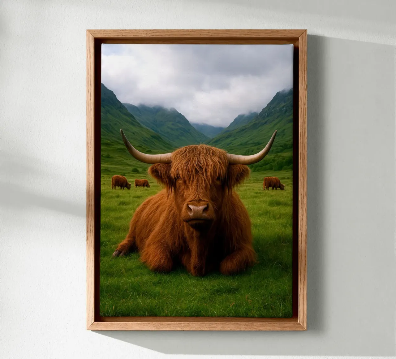 Highland Cow in Scotland tela con Cornice a cassetta da Attaboy Dsgn