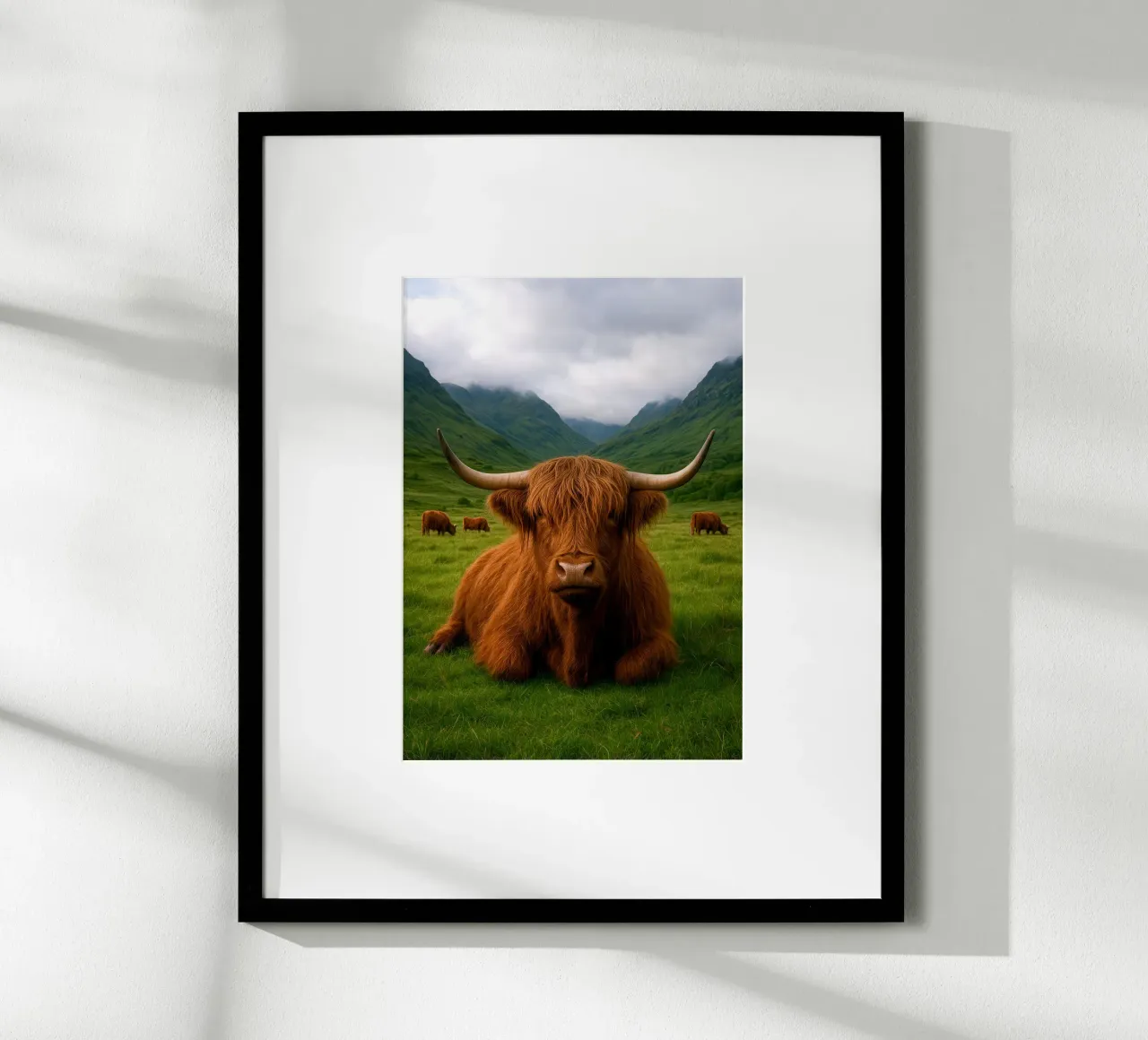 Highland Cow in Scotland poster con telaio in legno da Attaboy Dsgn