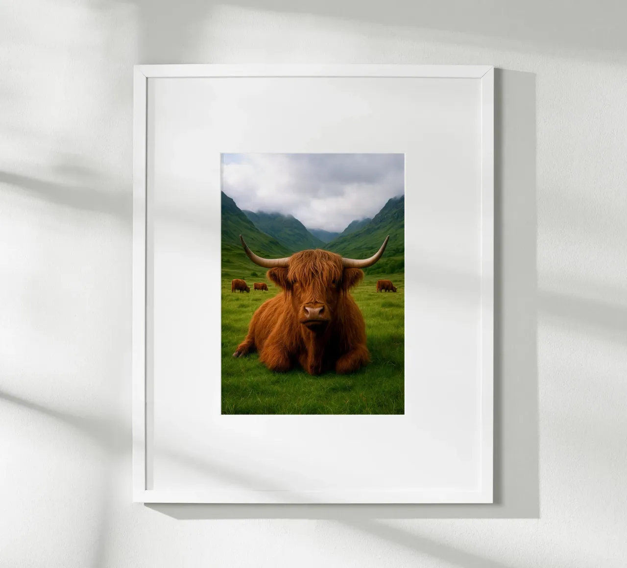 Highland Cow in Scotland poster con telaio in legno da Attaboy Dsgn