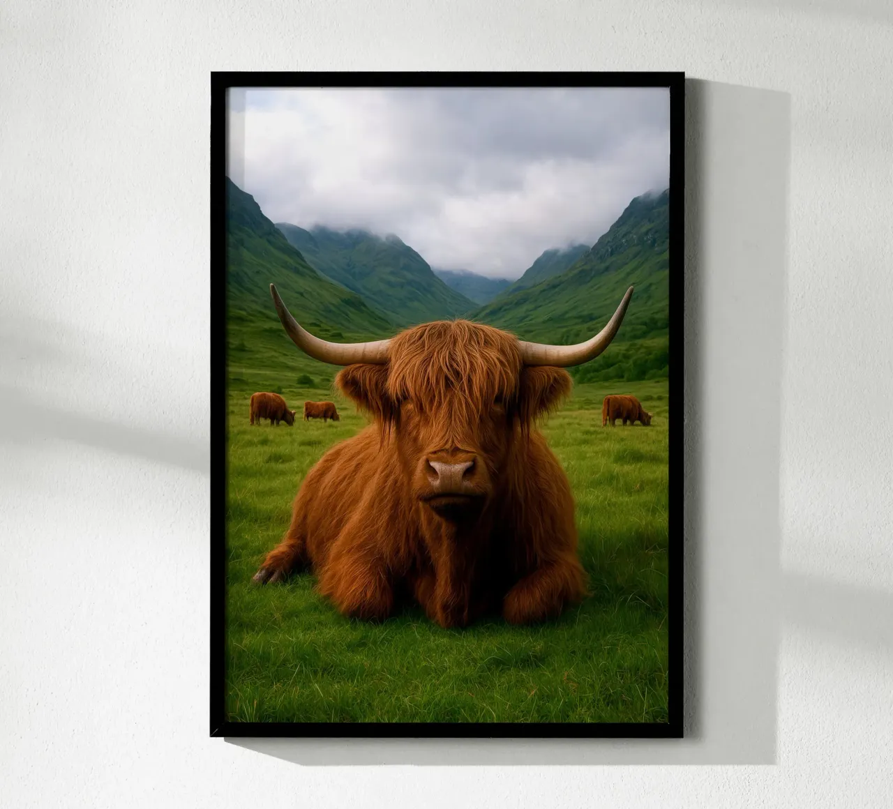 Highland Cow in Scotland poster con telaio in legno da Attaboy Dsgn