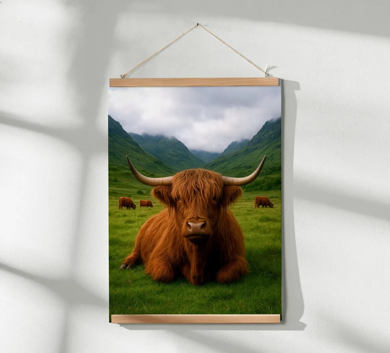 Highland Cow in Scotland poster con telaio in legno da Attaboy Dsgn