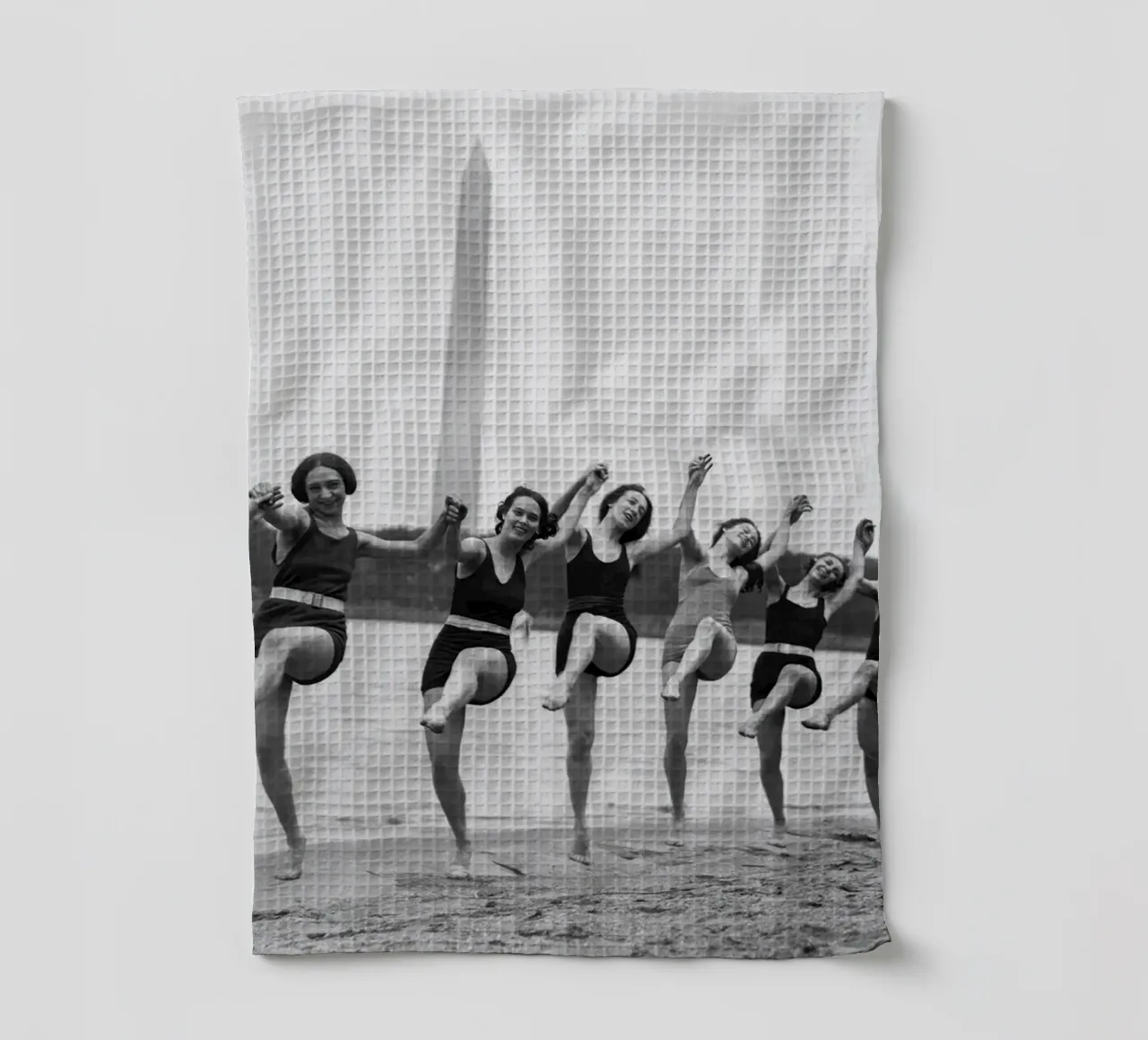 Femmes dansant sur la plage à Washington, photo ancienne en noir et blanc torchon de Vibrant Vintage Prints