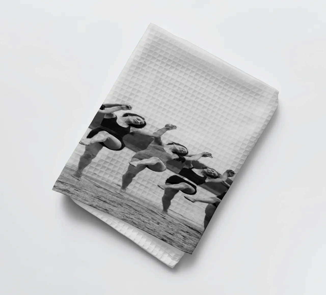 Femmes dansant sur la plage à Washington, photo ancienne en noir et blanc torchon de Vibrant Vintage Prints