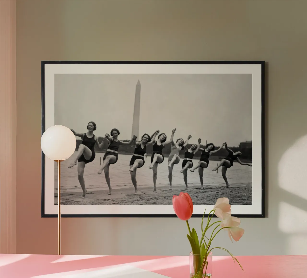 Donne che ballano sulla spiaggia di Washington, foto d'epoca in bianco e nero poster con telaio in legno da Vibrant Vintage Prints