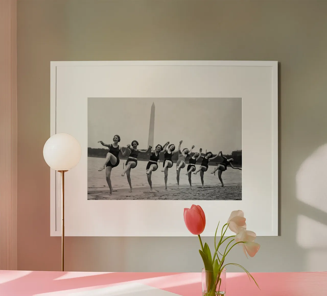 Donne che ballano sulla spiaggia di Washington, foto d'epoca in bianco e nero poster con telaio in legno da Vibrant Vintage Prints
