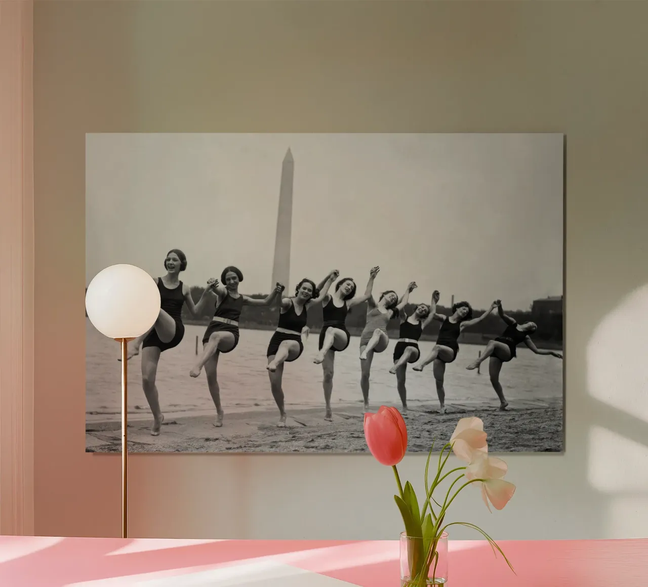Donne che ballano sulla spiaggia di Washington, foto d'epoca in bianco e nero poster con telaio in legno da Vibrant Vintage Prints