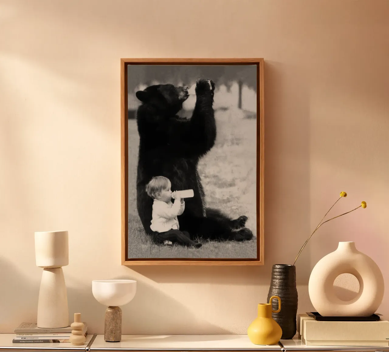 Orso e bambino che bevono da bottiglie, foto in bianco e nero tela con Cornice a cassetta da Vibrant Vintage Prints
