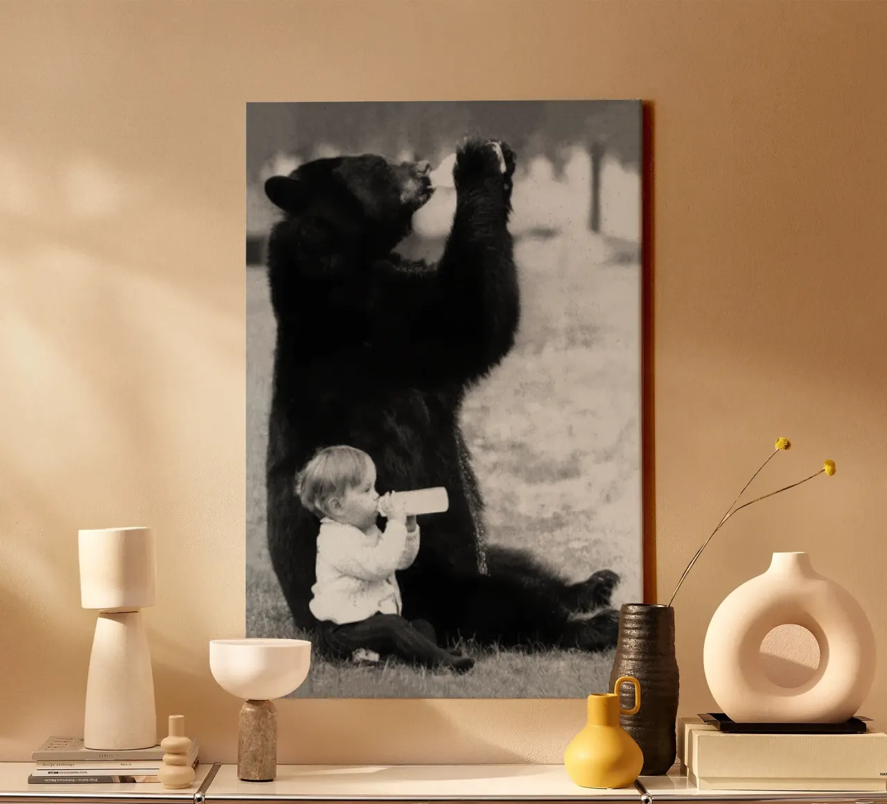 Orso e bambino che bevono da bottiglie, foto in bianco e nero tela con Cornice a cassetta da Vibrant Vintage Prints