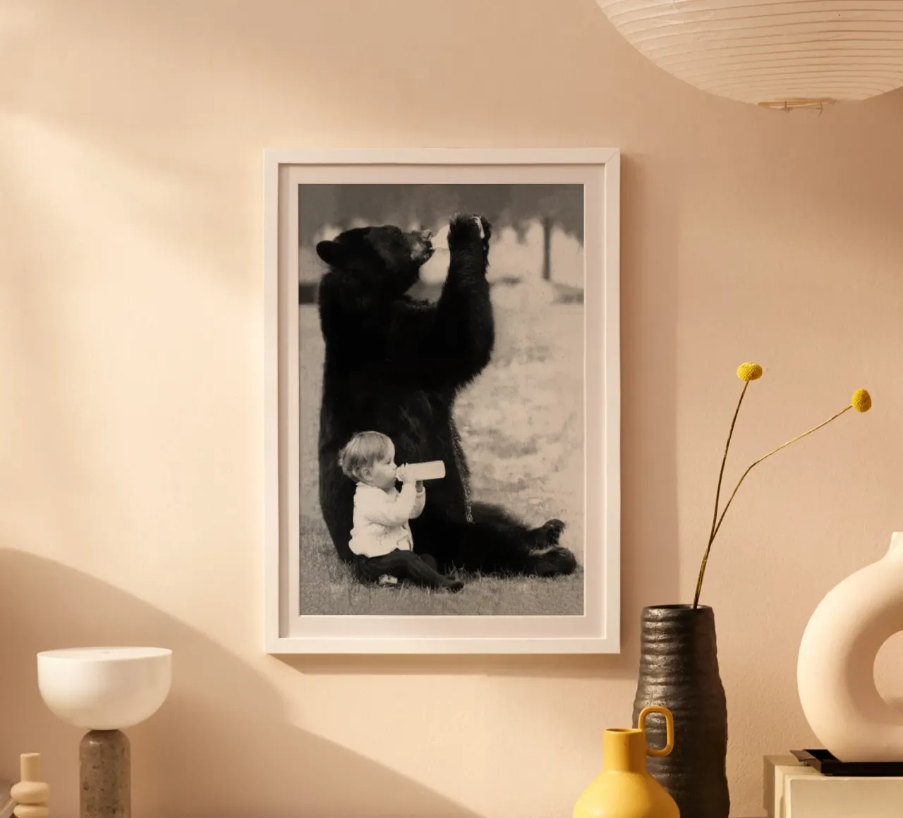 Orso e bambino che bevono da bottiglie, foto in bianco e nero poster con telaio in legno da Vibrant Vintage Prints