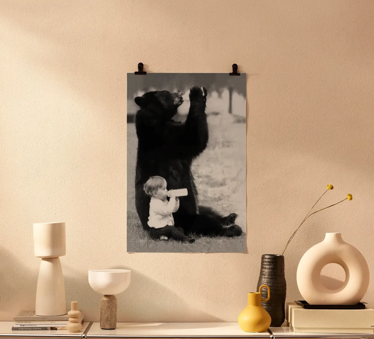 Orso e bambino che bevono da bottiglie, foto in bianco e nero poster con telaio in legno da Vibrant Vintage Prints