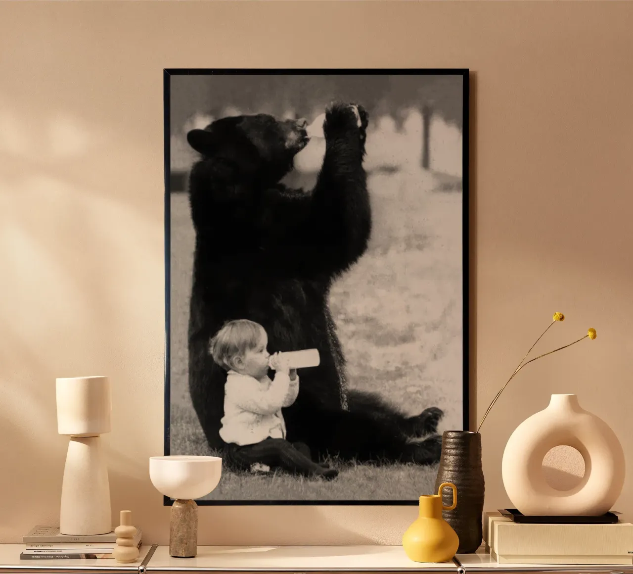 Orso e bambino che bevono da bottiglie, foto in bianco e nero poster con telaio in legno da Vibrant Vintage Prints