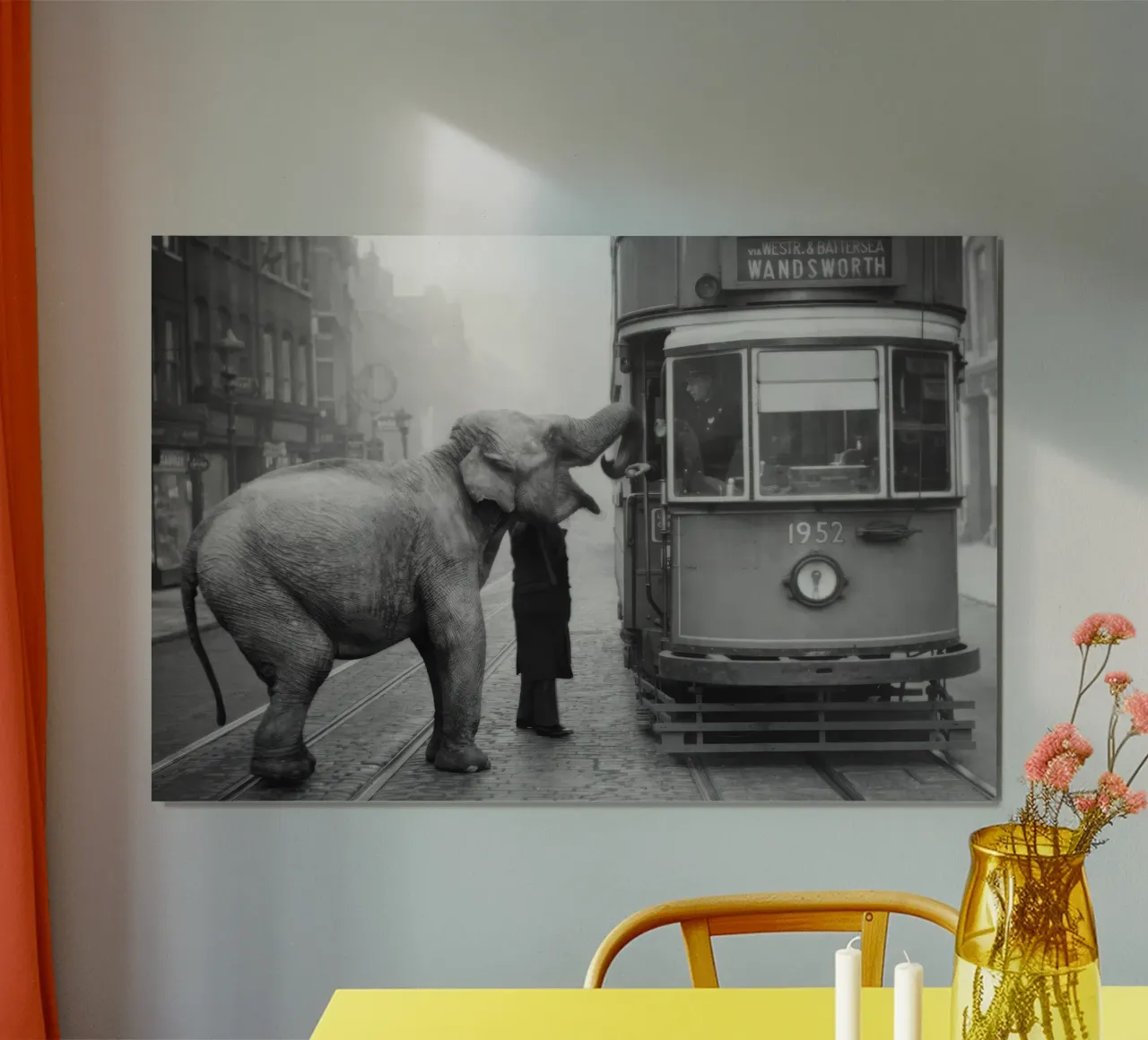 Elefante e carrello, foto vecchia e divertente in bianco e nero poster con telaio in alluminio da Vibrant Vintage Prints