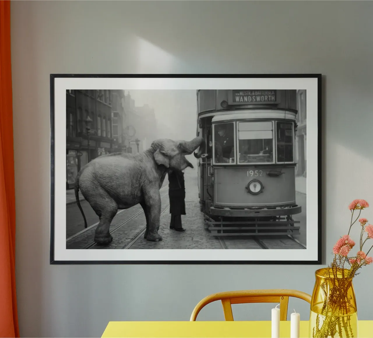 Elefante e carrello, foto vecchia e divertente in bianco e nero poster con telaio in alluminio da Vibrant Vintage Prints