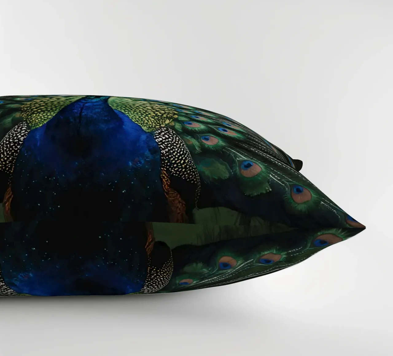 Peacock with Full Tail Display Kissen von Attaboy Dsgn