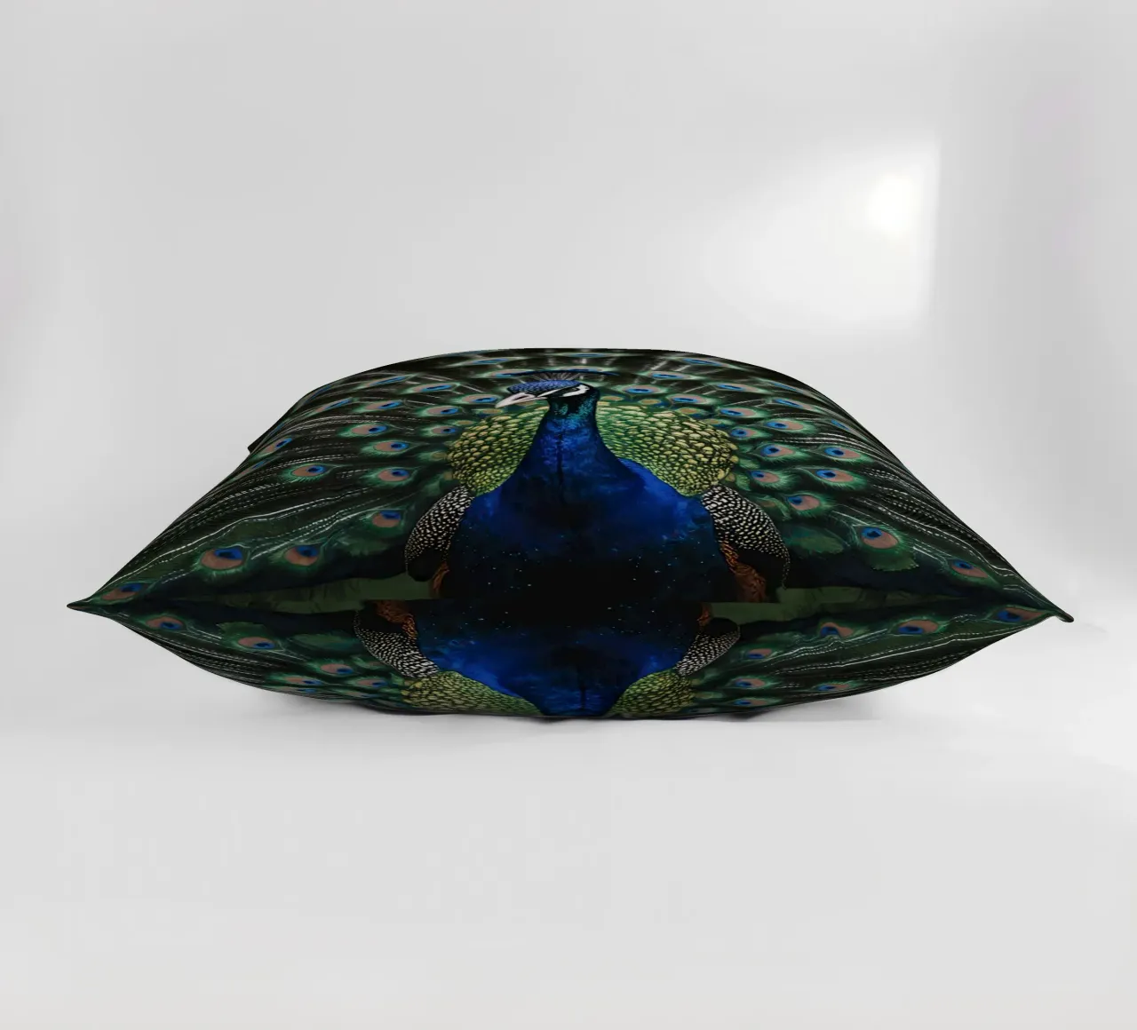 Peacock with Full Tail Display Kissen von Attaboy Dsgn