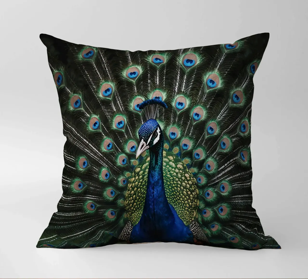 Peacock with Full Tail Display Kissen von Attaboy Dsgn