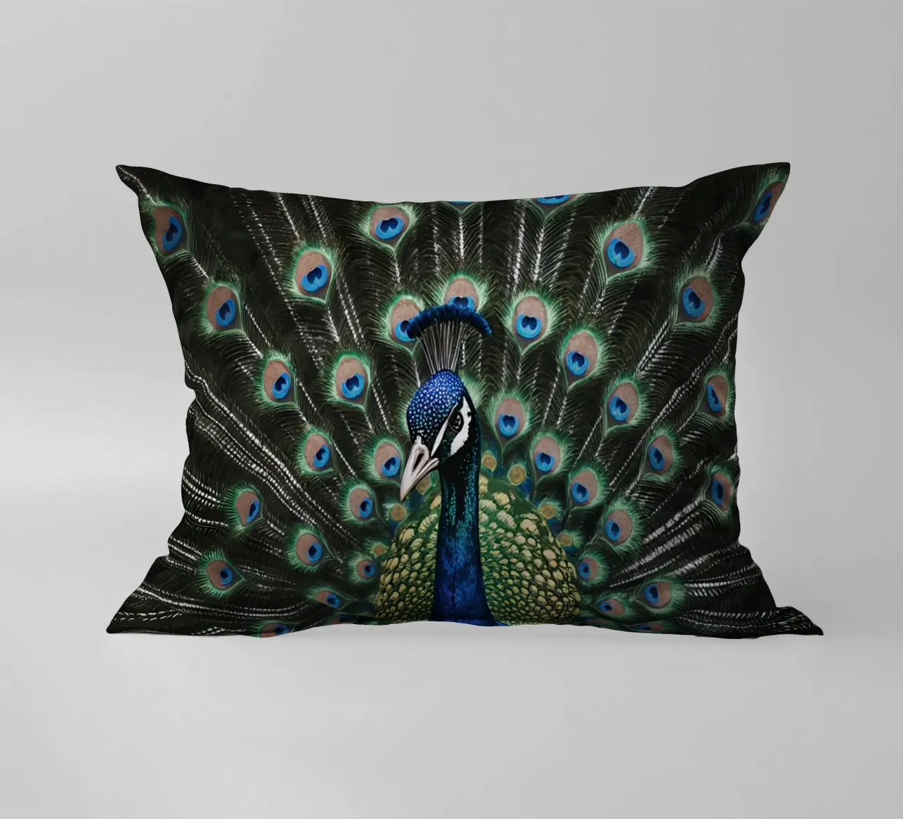Peacock with Full Tail Display Kissen von Attaboy Dsgn