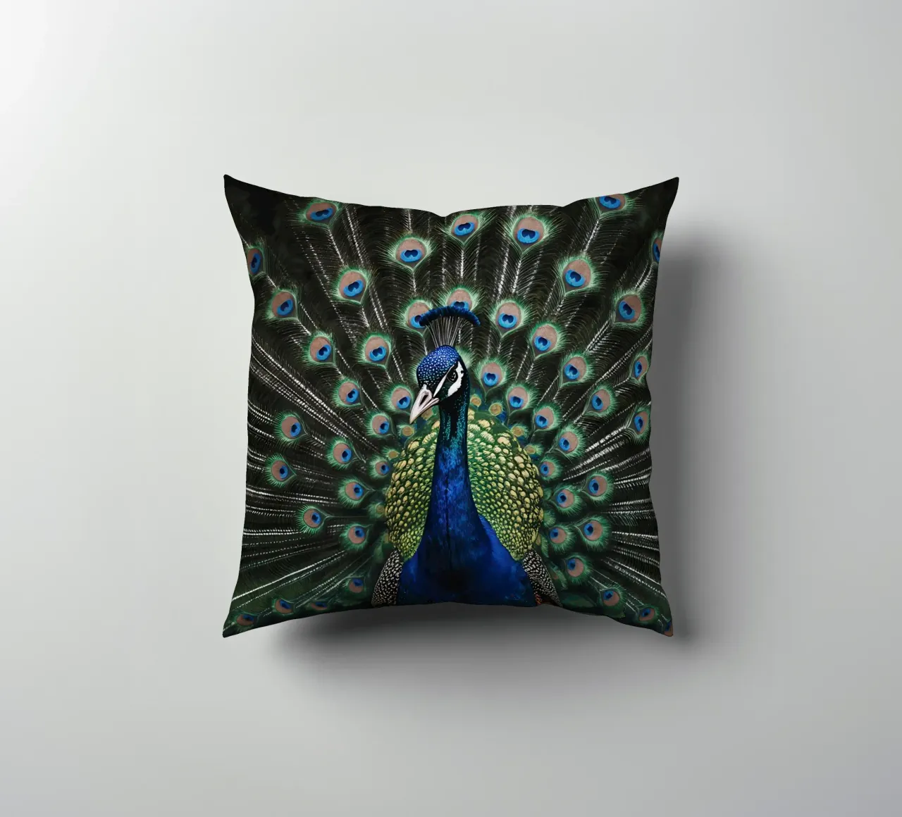 Peacock with Full Tail Display cuscino da Attaboy Dsgn