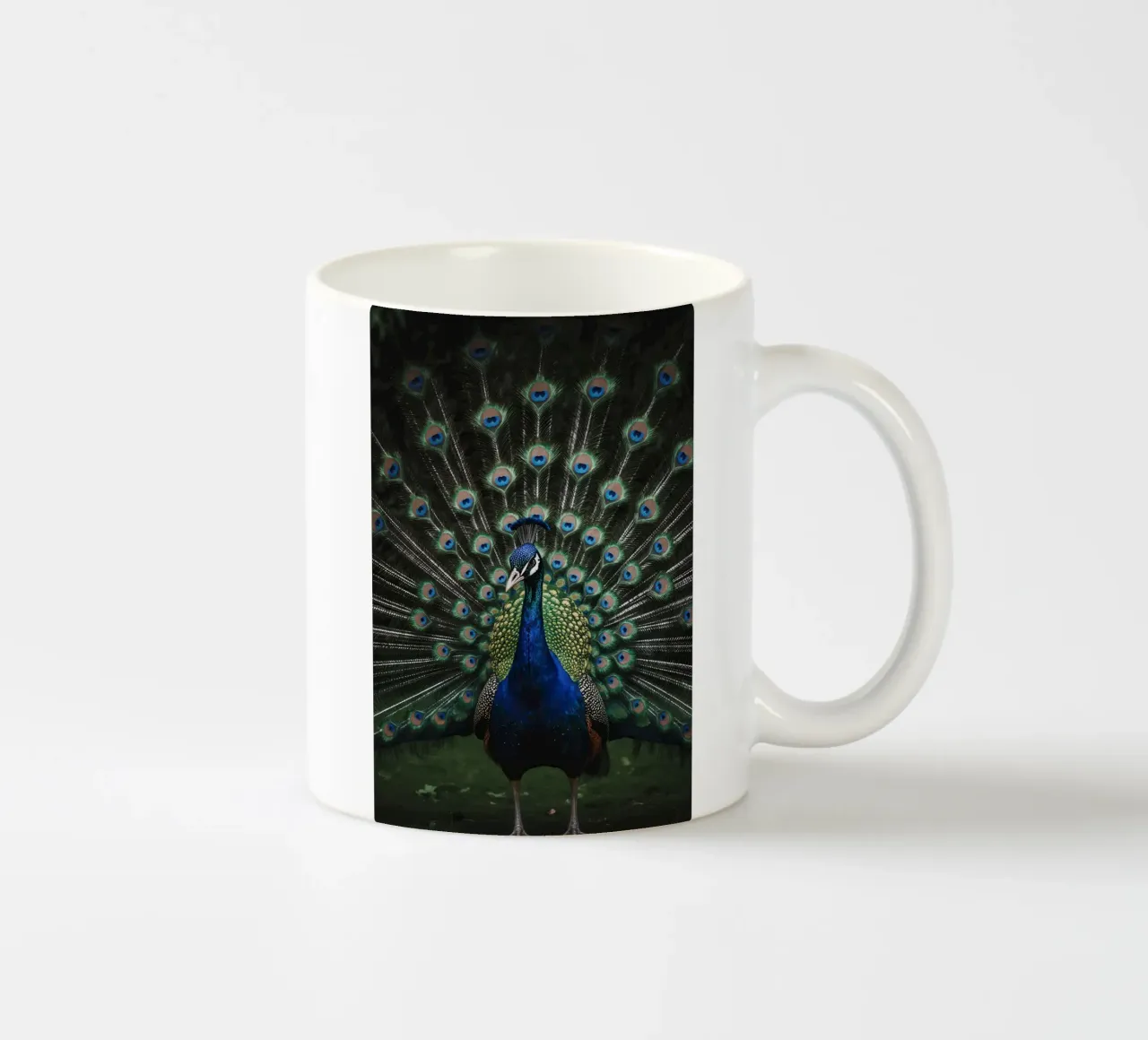 Peacock with Full Tail Display tazza in ceramica da Attaboy Dsgn