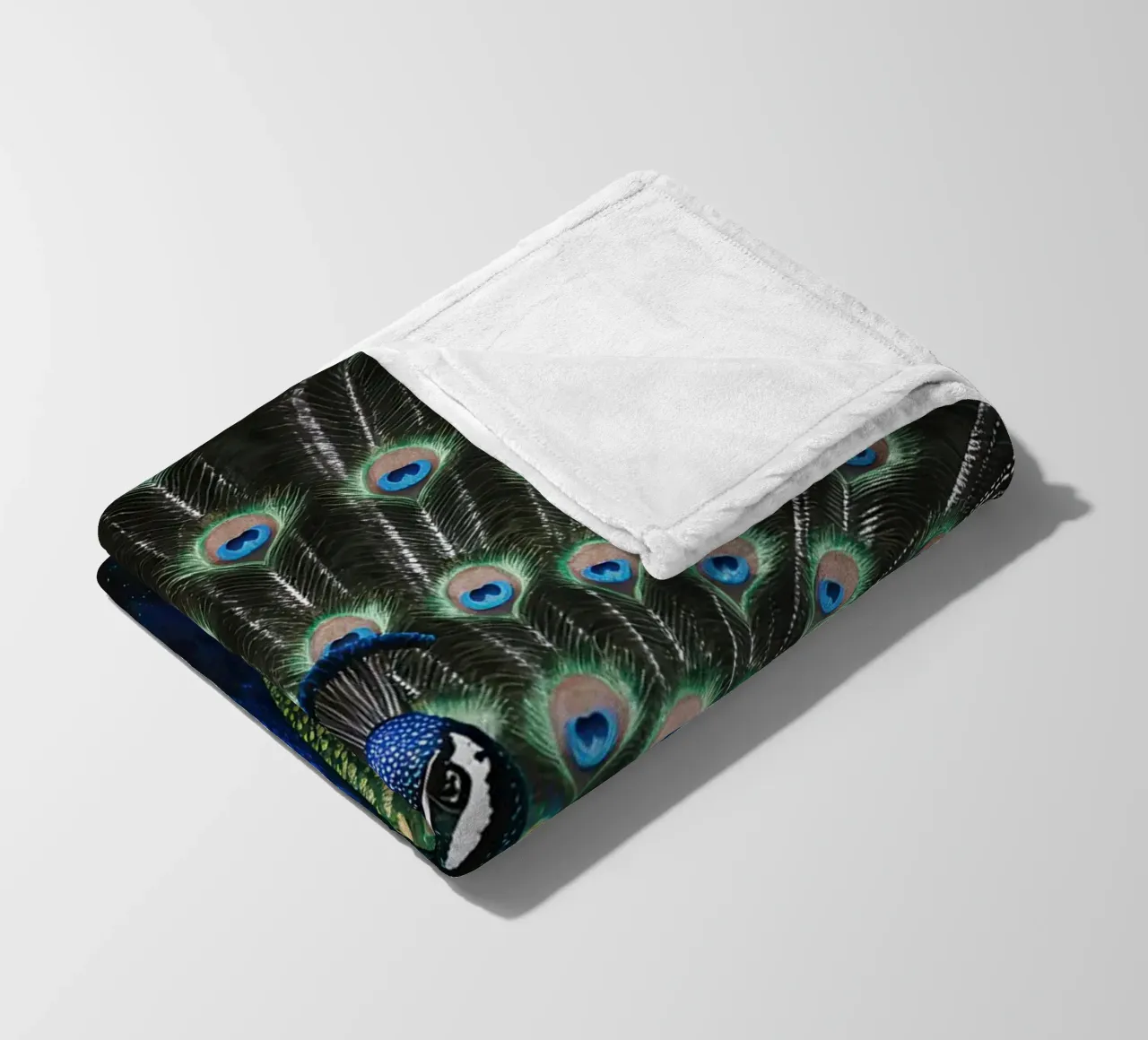 Peacock with Full Tail Display coperta in pile da Attaboy Dsgn